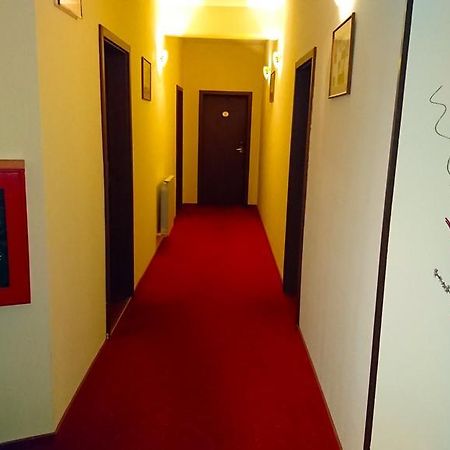 Hotel Pui De Urs ブカレスト エクステリア 写真