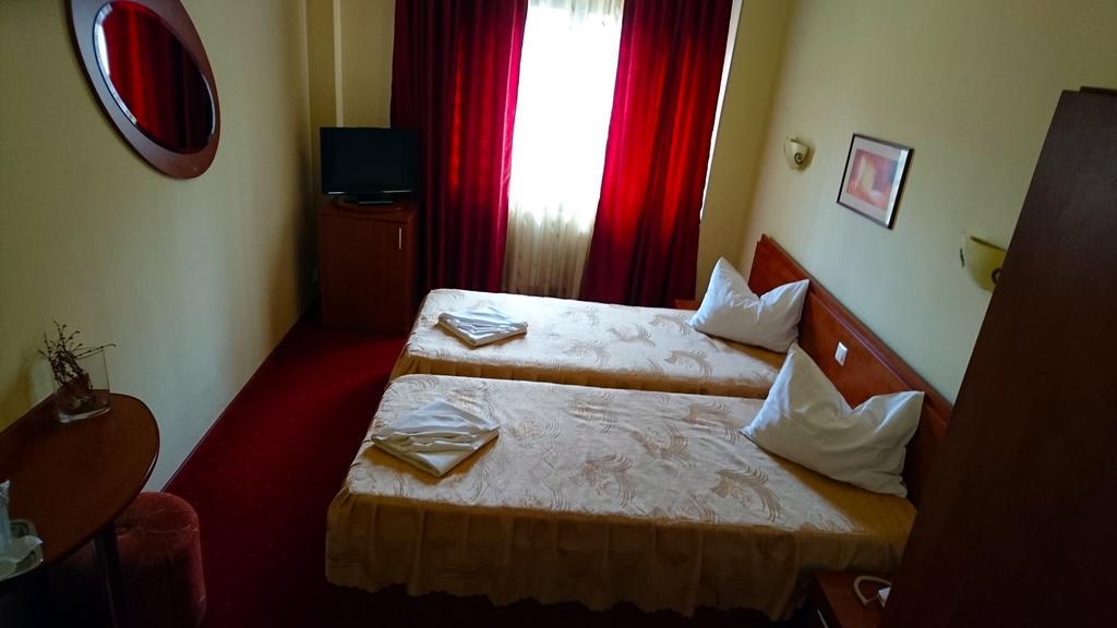 Hotel Pui De Urs ブカレスト エクステリア 写真