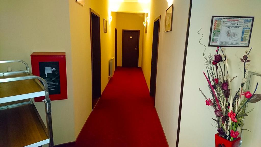 Hotel Pui De Urs ブカレスト エクステリア 写真